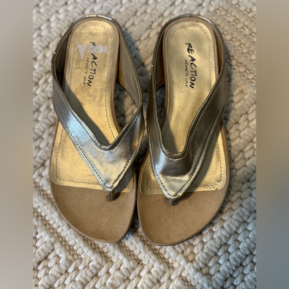 Kenneth Cole Reaction “Water Park” Metallic Gold Thong Wedge Sandals Size 6.5